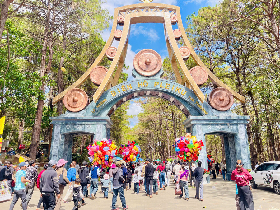 khu-di-tich-thang-canh-bien-ho-hut-khach-trong-ngay-mung-2-tet-anh-tran-dung.jpg