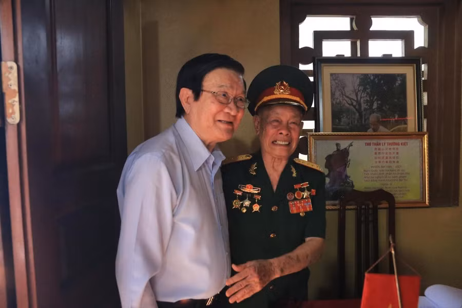 Nguyên Chủ tịch nước Trương Tấn Sang và Đại tá Nguyễn Lư ở điểm cao 468. Ảnh: Thành Đạt.