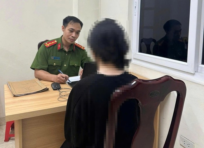 Nữ sinh viên hoảng loạn đến trình báo tại Công an phường Ô Chợ Dừa sau khi bị các đối tượng lừa đảo yêu cầu chuyển tiền qua hình thức "bắt cóc online". Ảnh: Công an TP Hà Nội Nữ sinh viên hoảng loạn đến trình báo tại Công an phường Ô Chợ Dừa sau khi bị các đối tượng lừa đảo yêu cầu chuyển tiền qua hình thức "bắt cóc online". Ảnh: Công an TP Hà Nội
