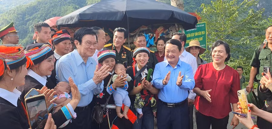 Nguyên Chủ tịch nước Trương Tấn Sang và Phu nhân cùng Bí thư Tỉnh ủy Tuyên Quang Hầu A Lềnh với người dân xã Thanh Thủy. Ảnh: Nguyễn Tuấn.