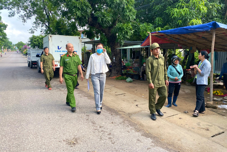 Tổ công tác liên ngành của UBND xã Vân Canh ra quân tuyên truyền, vận động, giải tỏa các chợ tự phát trên địa bàn. Ảnh: N.C cho-van-canh.jpg