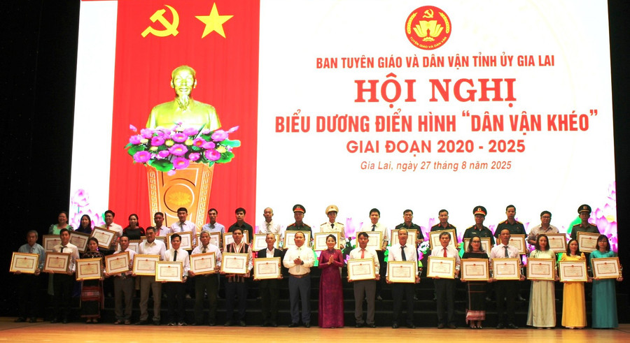 Ban Tuyên giáo và Dân vận Tỉnh ủy tuyên dương các điển hình “Dân vận khéo” giai đoạn 2020-2025. Ảnh: N.H cong-tac-dan-van.jpg