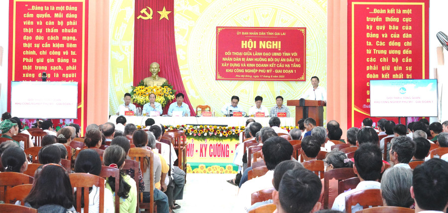 UBND tỉnh Gia Lai tổ chức đối thoại với nhân dân xã Phù Mỹ Đông nhằm tạo đồng thuận, ủng hộ triển khai dự án Khu công nghiệp Phù Mỹ. Ảnh: N.H doi-thoai-nhan-dan.jpg