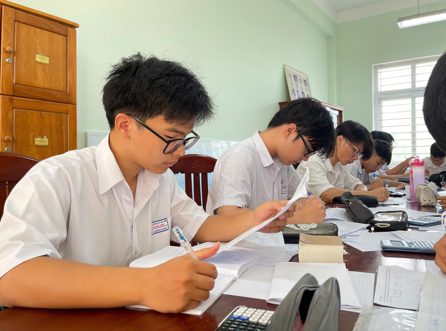 Đội tuyển học sinh giỏi môn Hóa, Trường THPT chuyên Lê Quý Đôn (phường Quy Nhơn) tập trung ôn tập trước kỳ thi. Ảnh: Hồ Điểm hoc-sinh-gioi.jpg