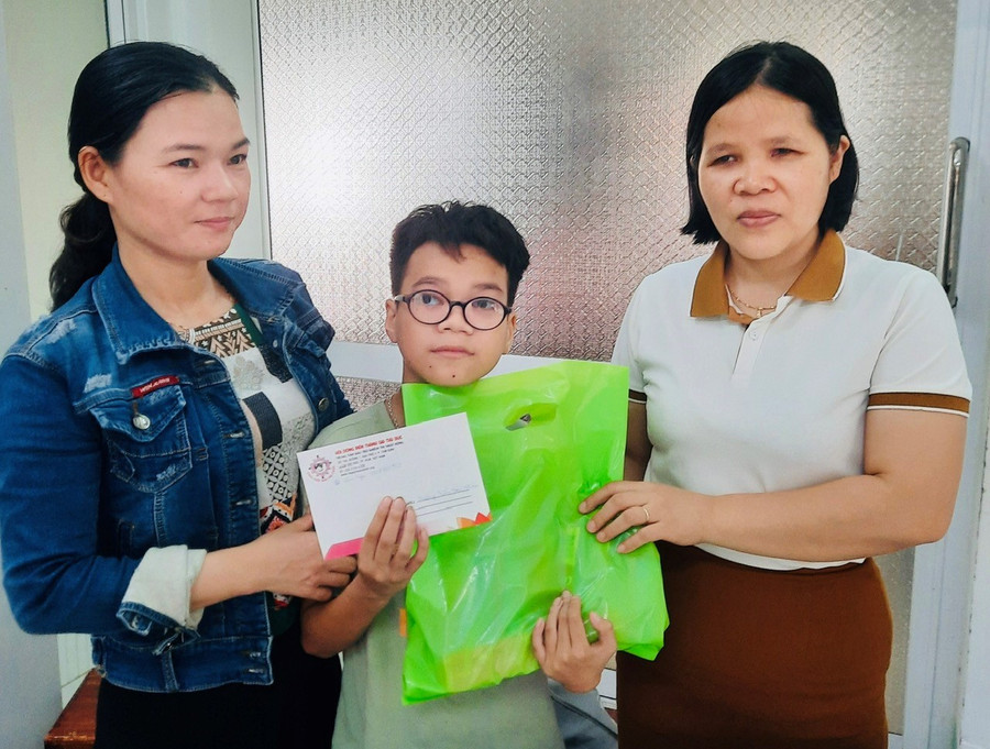 Bà Mai Thị Bích Thu (bìa phải) vận động nhà hảo tâm trao học bổng tiếp sức đến trường cho học sinh khiếm thị. Ảnh: K.H ket-noi-yeu-thuong.jpg