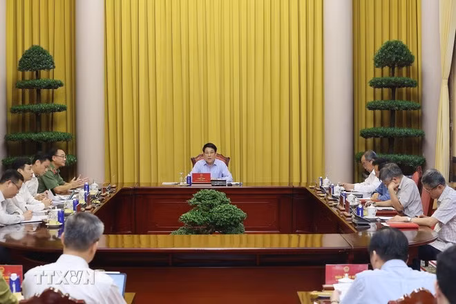 Chủ tịch nước Lương Cường chủ trì buổi làm việc. (Ảnh: Lâm Khánh/TTXVN)