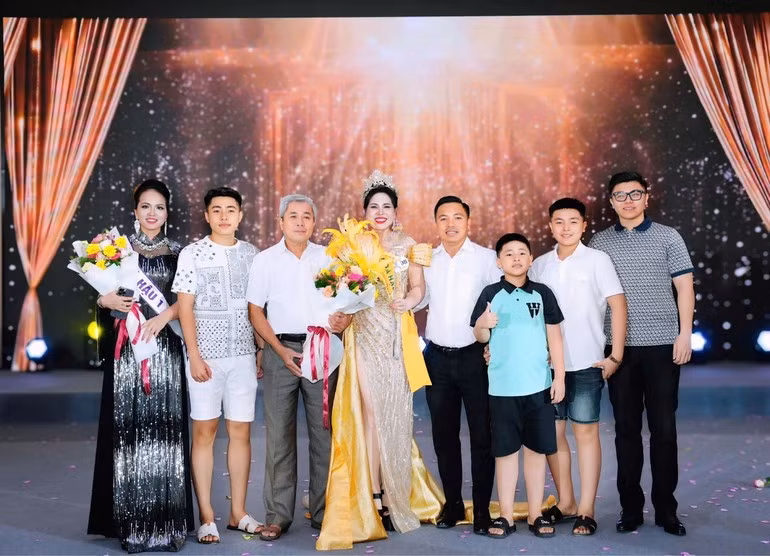 Nguyễn Thị Hồng Hoa bên gia đình và người thân trong đêm đăng quang.