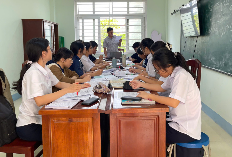 Đội tuyển học sinh giỏi Trường THPT chuyên Lê Quý Đôn (phường Quy Nhơn) tăng tốc ôn luyện cho kỳ thi sắp tới. Ảnh: Hồ Điểm chuan-bi-thi.jpg