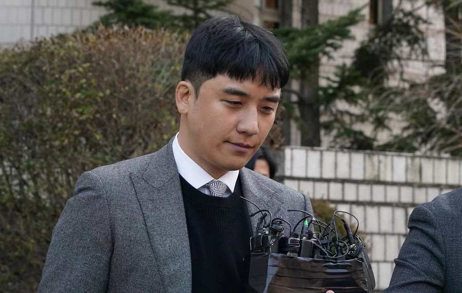 Năm 2021, Seungri đối mặt với các cáo buộc đánh bạc trái phép, tham ô, sử dụng dịch vụ mại dâm, quay phim tình dục bất hợp pháp. Năm 2021, Seungri đối mặt với các cáo buộc đánh bạc trái phép, tham ô, sử dụng dịch vụ mại dâm, quay phim tình dục bất hợp pháp.
