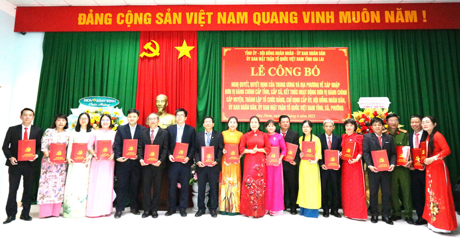 Lễ công bố nghị quyết, quyết định của Trung ương và địa phương về sáp nhập đơn vị hành chính, thành lập phường Quy Nhơn Bắc. Ảnh: Nguyễn Nguyệt 43.jpg