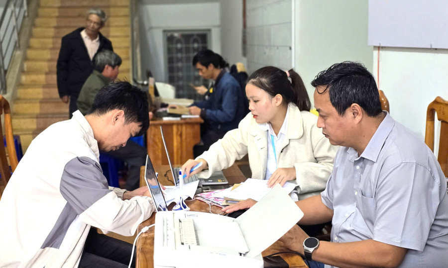 Đội ngũ cán bộ phường Thống Nhất phát huy tinh thần trách nhiệm, tận tụy phục vụ nhân dân. Ảnh: P.D 61.jpg