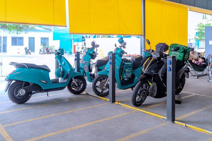 Một quán cà phê kết hợp dịch vụ sạc xe máy điện tại TP HCM Ảnh: Quỳnh Trâm Một quán cà phê kết hợp dịch vụ sạc xe máy điện tại TP HCM Ảnh: Quỳnh Trâm