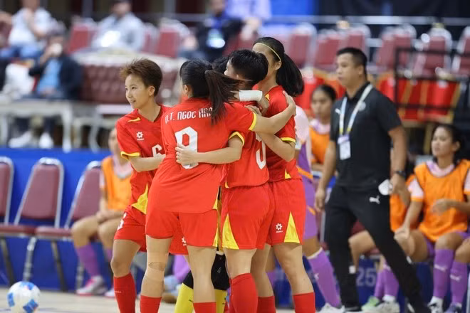 Đội tuyển Futsal Nữ Việt Nam "giải quyết" trận chung kết chỉ sau hơn 10 phút. Ảnh: VFF