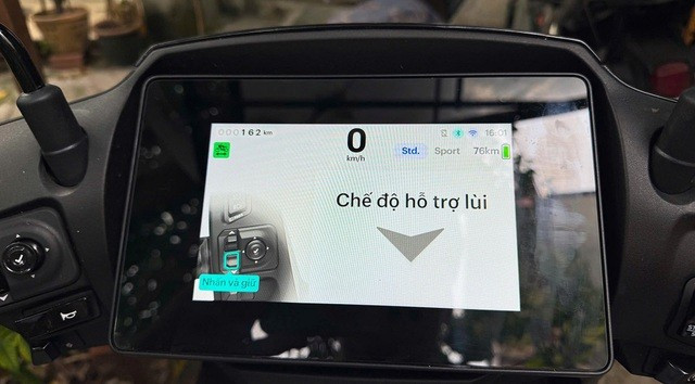 Chế độ lùi là tính năng hiếm gặp trên các dòng xe máy phổ thông. Ảnh: Nguyễn Duy