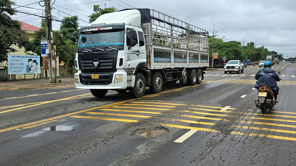 Quốc lộ 19 đoạn qua thị trấn Đak Đoa mặt đường vừa được sửa chữa đã nhanh chóng hư hỏng trở lại. Ảnh: S.T chi-sau-mot-vai-con-mua-dau-mua-mot-so-diem-tren-tuyen-quoc-lo-19-doan-qua-huyen-mang-yang-dak-doa-da-bi-bong-troc-hu-hong.jpg