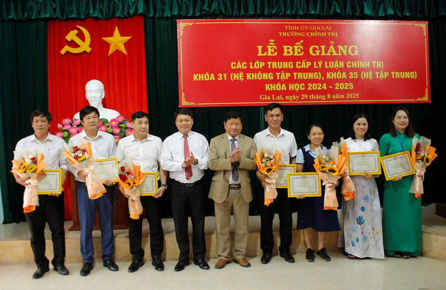 Awarding certificates to students with high achievements in study and training. Photo: N.H a2.jpg
