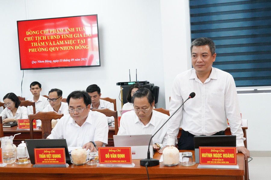 Lãnh đạo phường Quy Nhơn Đông báo cáo tình hình sau hơn 2 tháng vận hành theo mô hình chính quyền 2 cấp tại địa phương. Ảnh: N.H 2.jpg