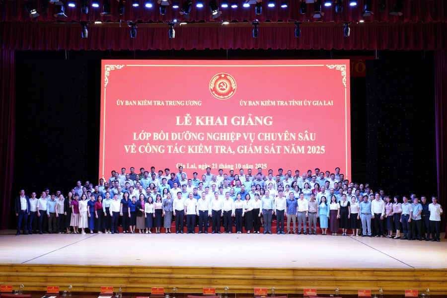 Lãnh đạo Ủy ban Kiểm tra Trung ương và lãnh đạo tỉnh Gia Lai chụp ảnh lưu niệm với các học viên tham dự lớp bồi dưỡng. Ảnh: N.H dsc01900.jpg