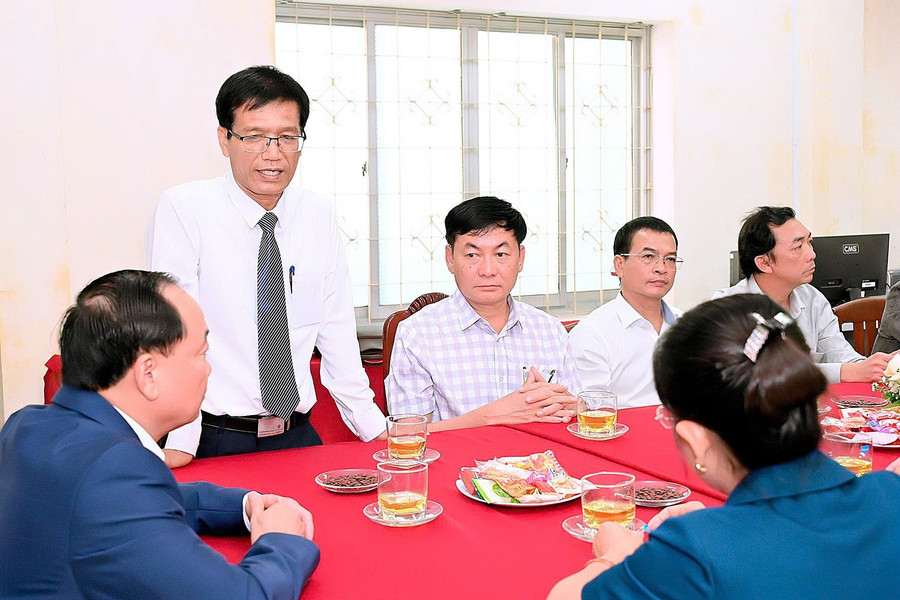 Tổng Biên tập Báo và Phát thanh truyền hình Gia Lai Hồ Xuân Ánh báo cáo tình hình hoạt động của đơn vị. Ảnh: Đức Thụy