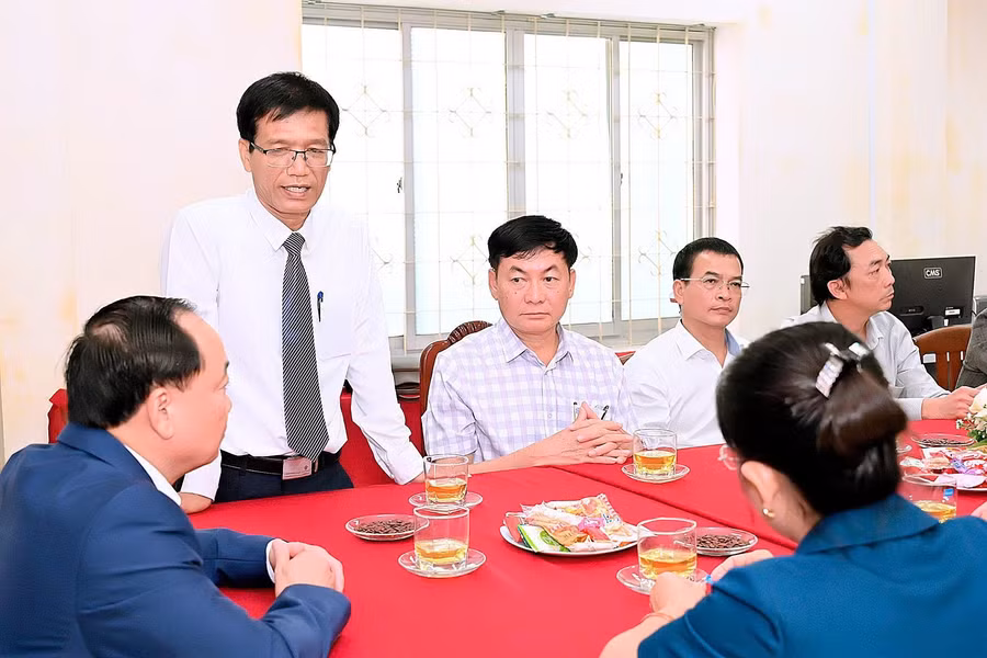 Tổng Biên tập Báo và Phát thanh truyền hình Gia Lai Hồ Xuân Ánh báo cáo tình hình hoạt động của đơn vị. Ảnh: Đức Thụy