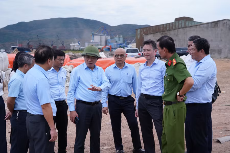 Chủ tịch UBND tỉnh Phạm Anh Tuấn (người đội mũ) kiểm tra tiến độ giải phóng mặt bằng mở rộng cảng Quy Nhơn. Ảnh: N.H
