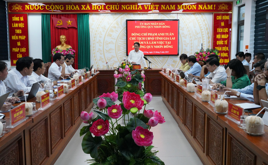 Quang cảnh buổi làm việc. Ảnh: N.H Quang cảnh buổi làm việc. Ảnh: N.H