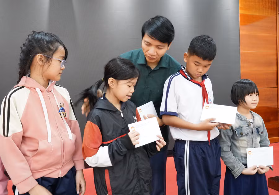 4-pbttu-nguyen-ngoc-luong-tang-qua-cho-cac-em-hoc-sinh-xa-tuy-phuoc.jpg