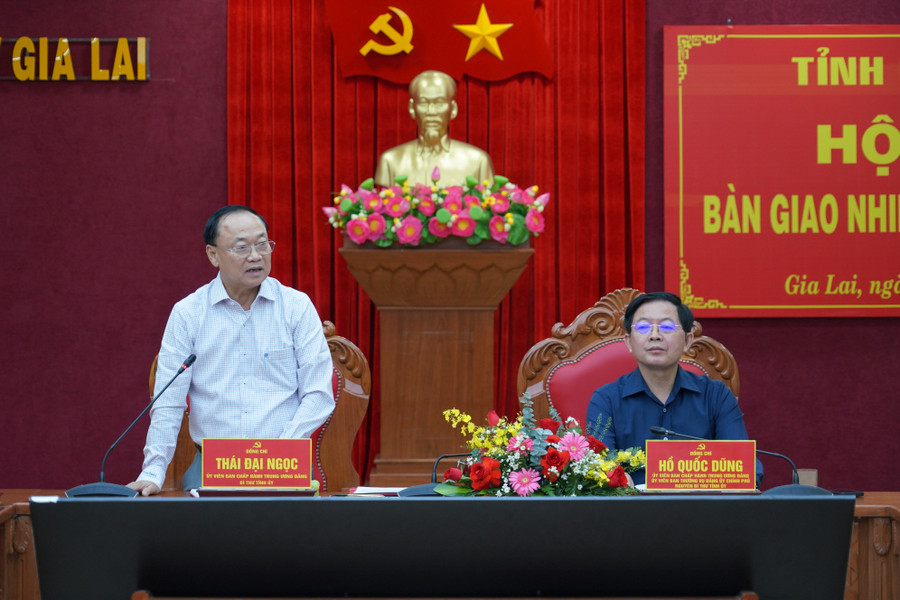 Đồng chí Thái Đại Ngọc cảm ơn những đóng góp to lớn của đồng chí Hồ Quốc Dũng. Ảnh: N.H a3.jpg