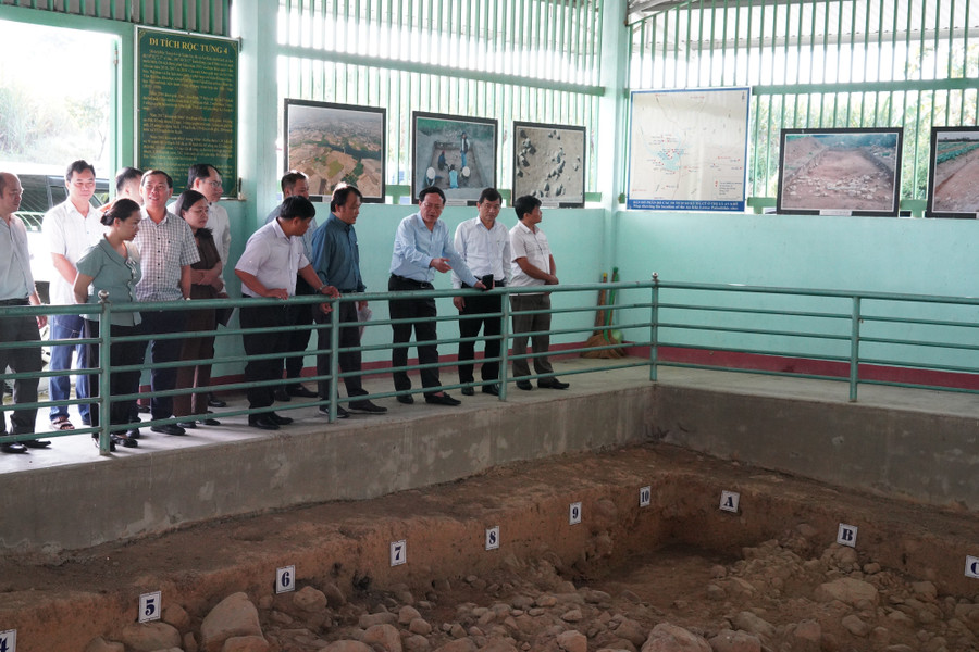 Chủ tịch UBND tỉnh Phạm Anh Tuấn khảo sát tiềm năng phát triển du lịch tại khu di tích khảo cổ Rộc Tưng (thôn An Xuân 3, xã Cửu An). Ảnh: N.H 7.jpg