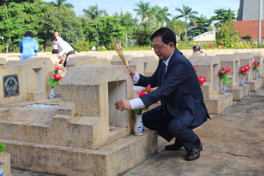 Bí thư Tỉnh ủy Gia Lai Hồ Quốc Dũng thắp hương các phần mộ liệt sĩ. Ảnh: N.H a8.jpg