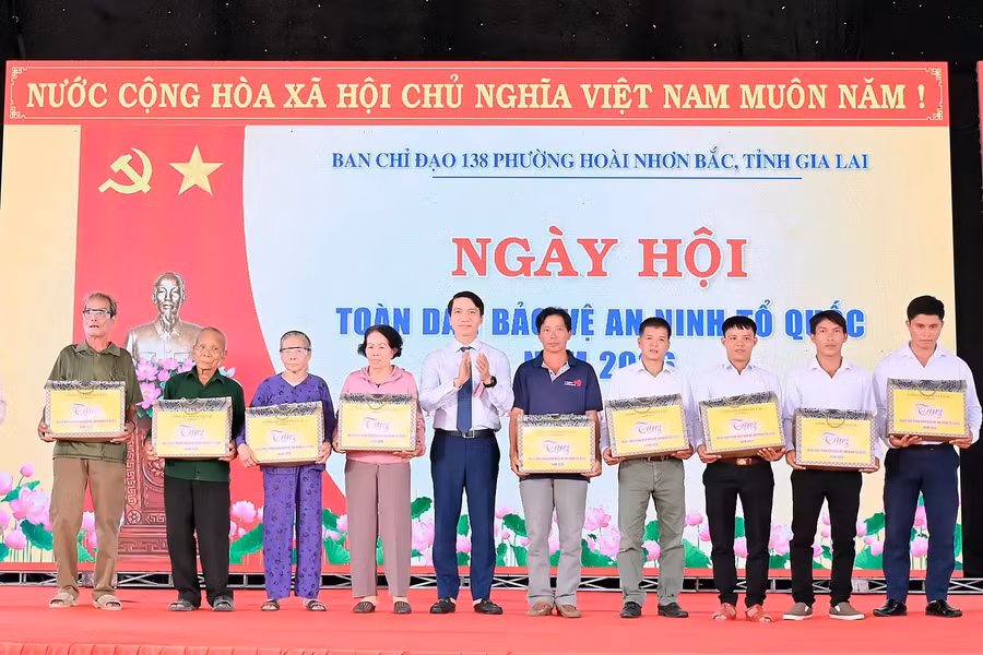 dong-chi-nguyen-ngoc-luong-pho-bi-thu-tinh-uy-chu-tich-uy-ban-mttq-viet-nam-tinh-tang-qua.jpg