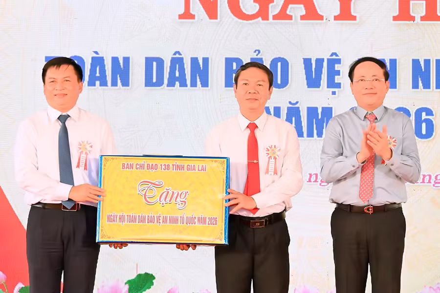 dong-chi-pham-anh-tuan-uy-vien-ban-chap-hanh-trung-uong-dang-chu-tich-ubnd-tinh-truong-ban-chi-dao-138-tinh-tang-qua.jpg