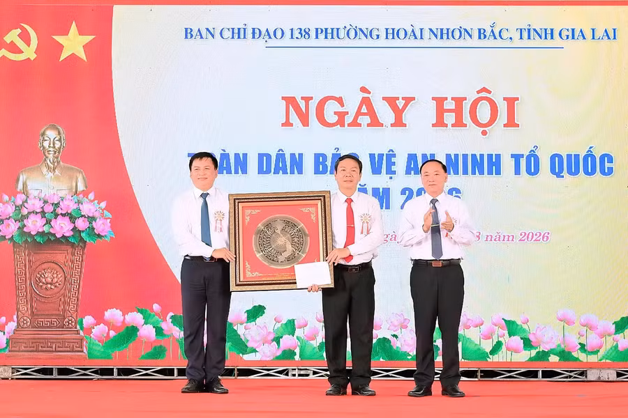 dong-chi-thai-dai-ngoc-uy-vien-ban-chap-hanh-trung-uong-dang-bi-thu-tinh-uy-tang-qua-cho-nhan-dan.jpg
