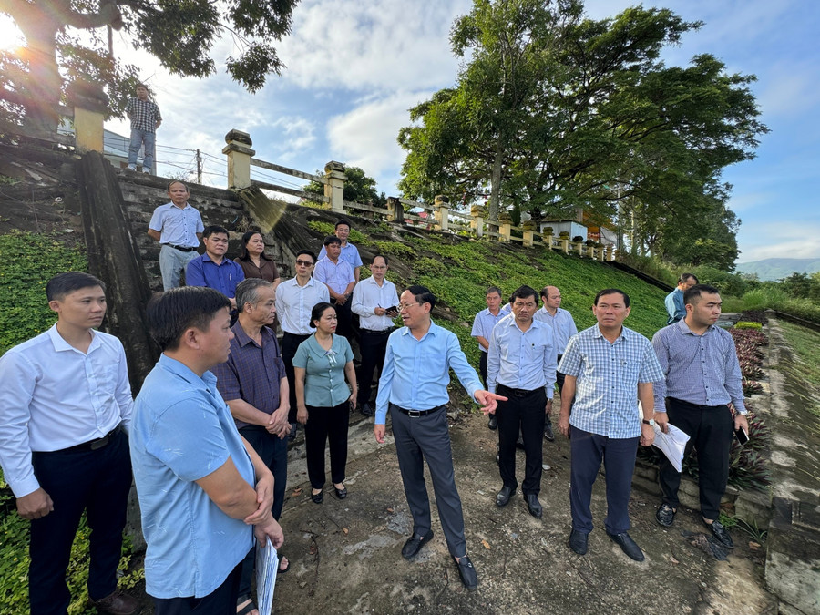 Chủ tịch UBND tỉnh Phạm Anh Tuấn khảo sát tuyến bờ kè Sông Ba thuộc phường An Khê. Ảnh: N.H 8.jpg