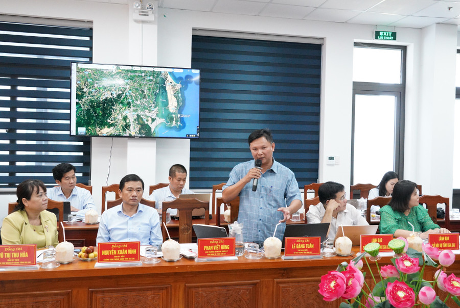 Đại diện lãnh đạo Sở Xây dựng báo cáo đồ án quy hoạch phường Quy Nhơn Đông. Ảnh: N.H 3.jpg
