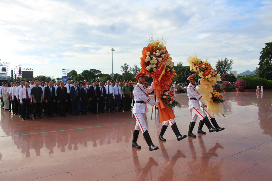 Lãnh đạo tỉnh dâng hoa tại Tượng đài Nguyễn Sinh Sắc-Nguyễn Tất Thành. Ảnh: N.H a1.jpg