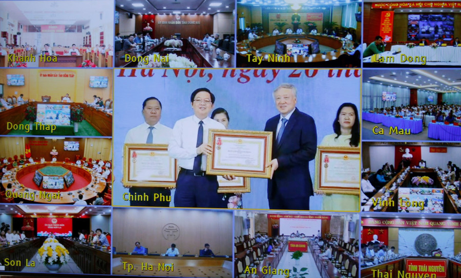 Phó Thủ tướng Thường trực Chính phủ Nguyễn Hòa Bình trao Huân chương Lao động hạng Ba cho tỉnh Gia Lai (ảnh chụp qua màn hình). Ảnh: N.H 4.jpg