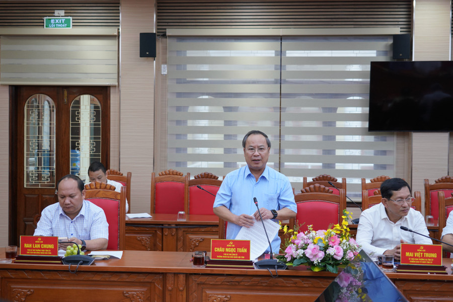 Đồng chí Châu Ngọc Tuấn-Phó Bí thư Tỉnh ủy, Trưởng đoàn ĐBQH tỉnh phát biểu tại hội nghị. Ảnh: N.H a5.jpg