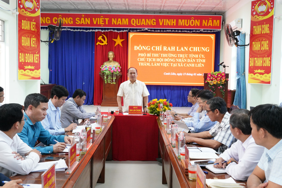 a4-quang-canh-buoi-lam-viec.jpg