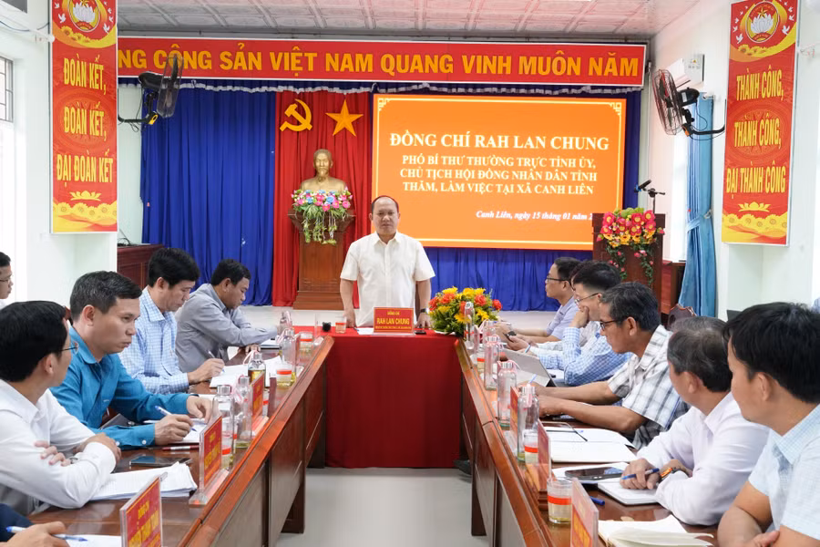 a4-quang-canh-buoi-lam-viec.jpg