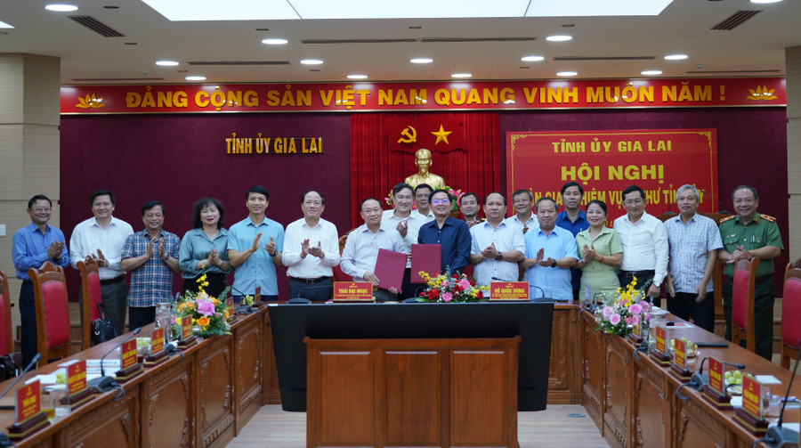 Đồng chí Hồ Quốc Dũng bàn giao nhiệm vụ Bí thư Tỉnh ủy Gia Lai cho đồng chí Thái Đại Ngọc trước sự chứng kiến của Ban Thường vụ Tỉnh ủy. Ảnh: N.H a1.jpg