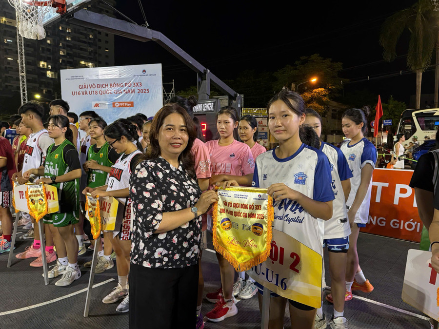 A3: Bà Đỗ Thị Diệu Hạnh Giám đốc Sở Văn hóa, Thể thao và Du lịch tỉnh Gia Lai trao cờ lưu niệm cho các đội bóng tham dự giải. Ảnh: N.H 3.jpg