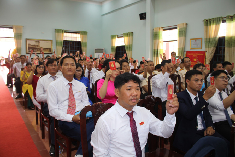 Các đại biểu biểu quyết thông qua Nghị quyết Đại hội. Ảnh: N.H 4.jpg