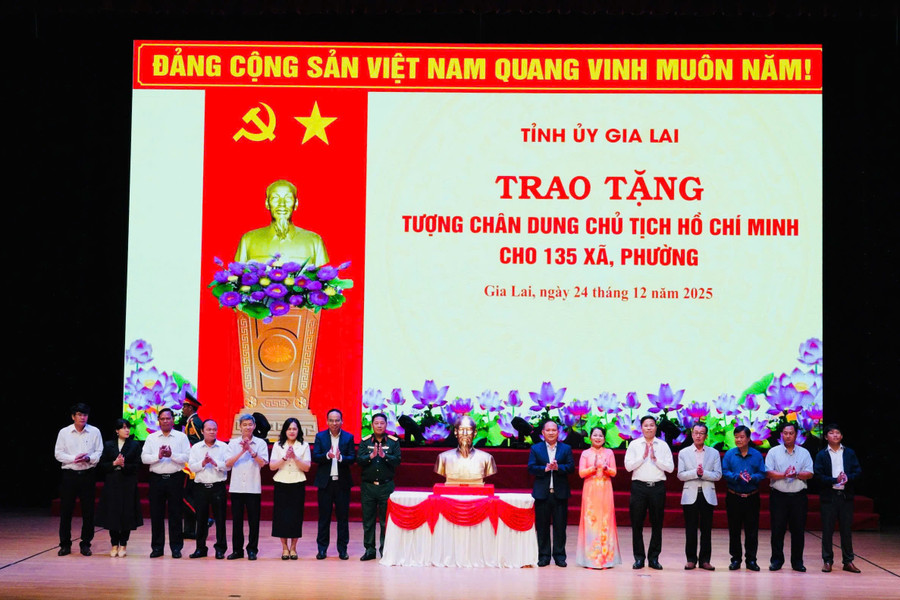Lãnh đạo tỉnh Gia Lai tặng tượng Chủ tịch Hồ Chí Minh cho đại diện lãnh đạo các xã, phường trên địa bàn tỉnh. Ảnh: N.H