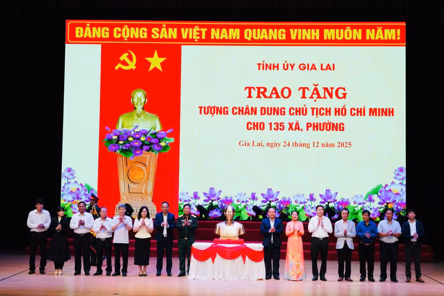 Lãnh đạo tỉnh Gia Lai tặng tượng Chủ tịch Hồ Chí Minh cho đại diện lãnh đạo các xã, phường trên địa bàn tỉnh. Ảnh: N.H