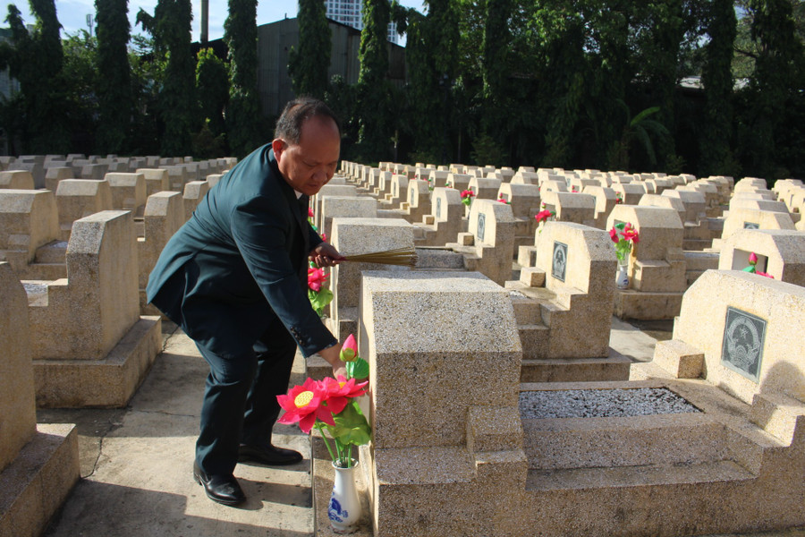Phó Bí thư Thường trực Tỉnh ủy Rah Lan Chung thắp hương các phần mộ liệt sĩ. Ảnh: N.H a9.jpg