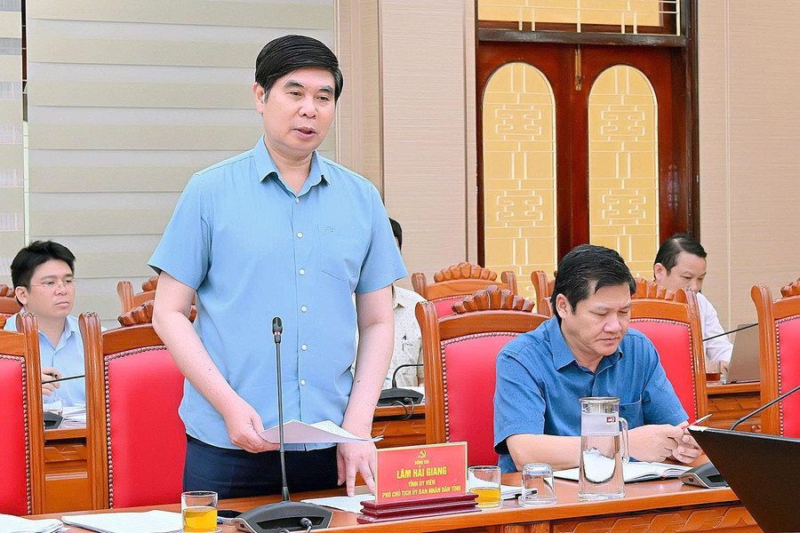 Phó Chủ tịch UBND tỉnh Lâm Hải Giang báo cáo kết quả thực hiện chuyển đổi số trên các lĩnh vực của tỉnh trong thời gian qua. Ảnh: Đức Thụy Phó Chủ tịch UBND tỉnh Lâm Hải Giang báo cáo kết quả thực hiện chuyển đổi số trên các lĩnh vực của tỉnh trong thời gian qua. Ảnh: Đức Thụy