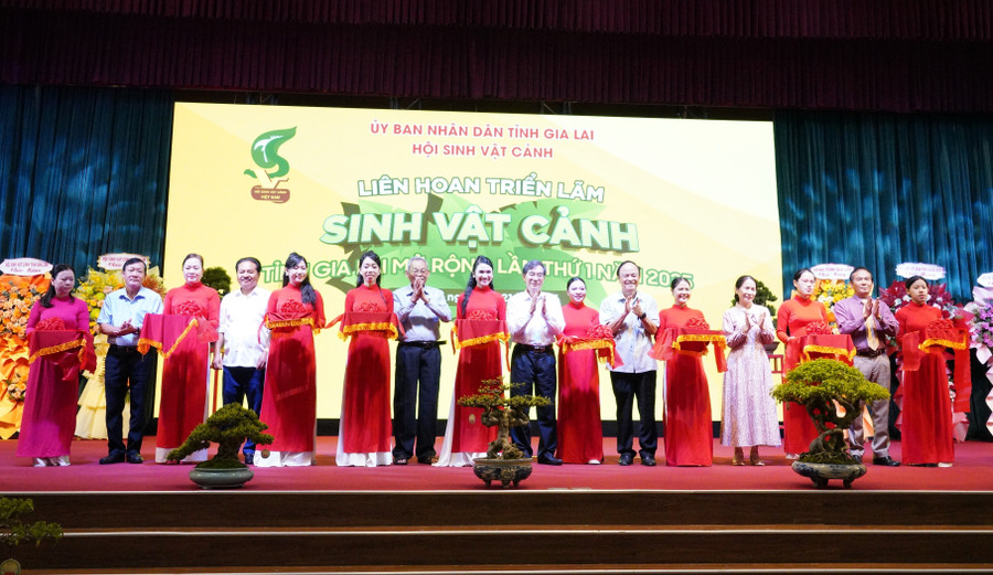 Các đại biểu cắt băng khai mạc Liên hoan triển lãm sinh vật cảnh tỉnh Gia Lai mở rộng lần thứ I-2025. Ảnh: N.H 1.jpg