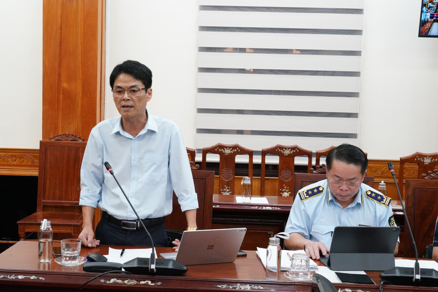Lãnh đạo Sở Công Thương báo cáo kết quả công tác đấu tranh chống buôn lậu, gian lận thương mại và hàng giả 9 tháng và phương hướng 3 tháng cuối năm 2025. Ảnh: N.H 3.jpg