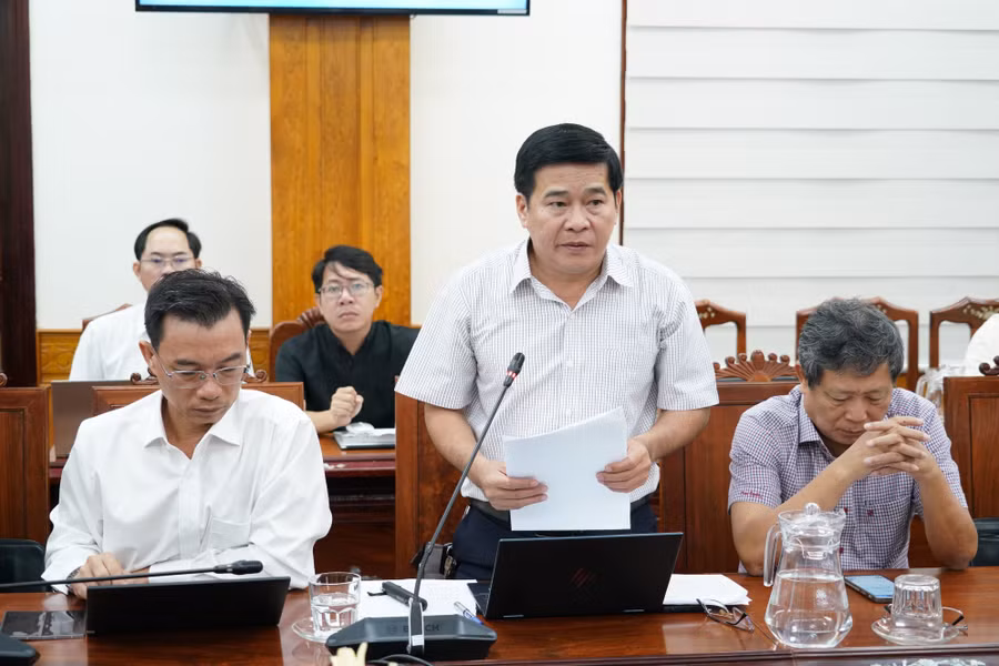 Đại diện lãnh đạo Sở Tài chính báo cáo tiến độ triển khai các dự án trên địa bàn tỉnh. Ảnh: N.H